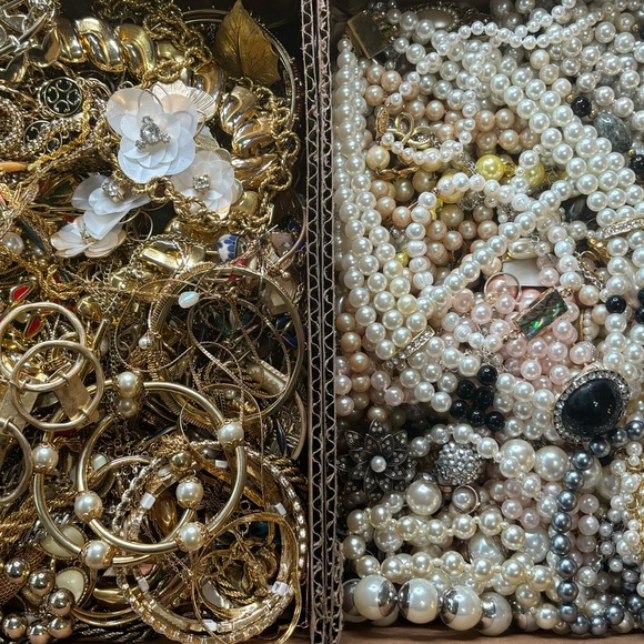 Estate Vintage to Modern Costume Jewelry 1 LB WEARABLE Grab Bag Resell Bulk Lot - Picture 9 of 16